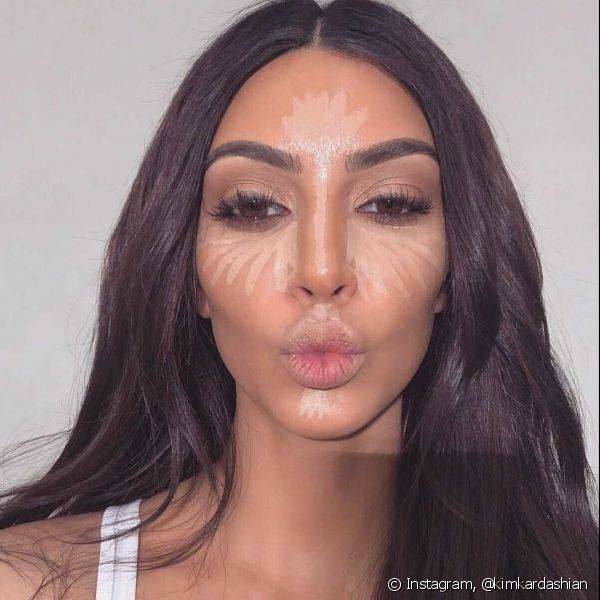 Kim Kardashian ? f? do corretivo e ensinou v?rios truques de maquiagem com o produto! (Foto: Instagram @kimkardashian)